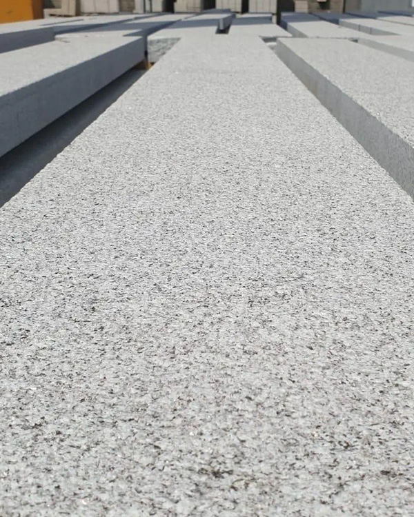 Béton désactivé à Saint-Germain-en-Laye : Solution durable et esthétique pour vos espaces extérieurs